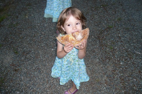 22_lillieeatingbread
