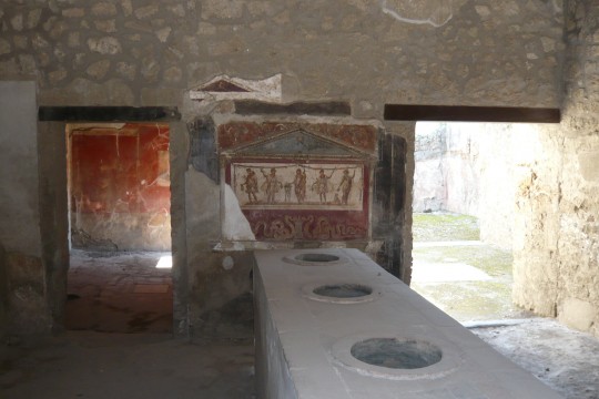 144_shop A pompeii shop